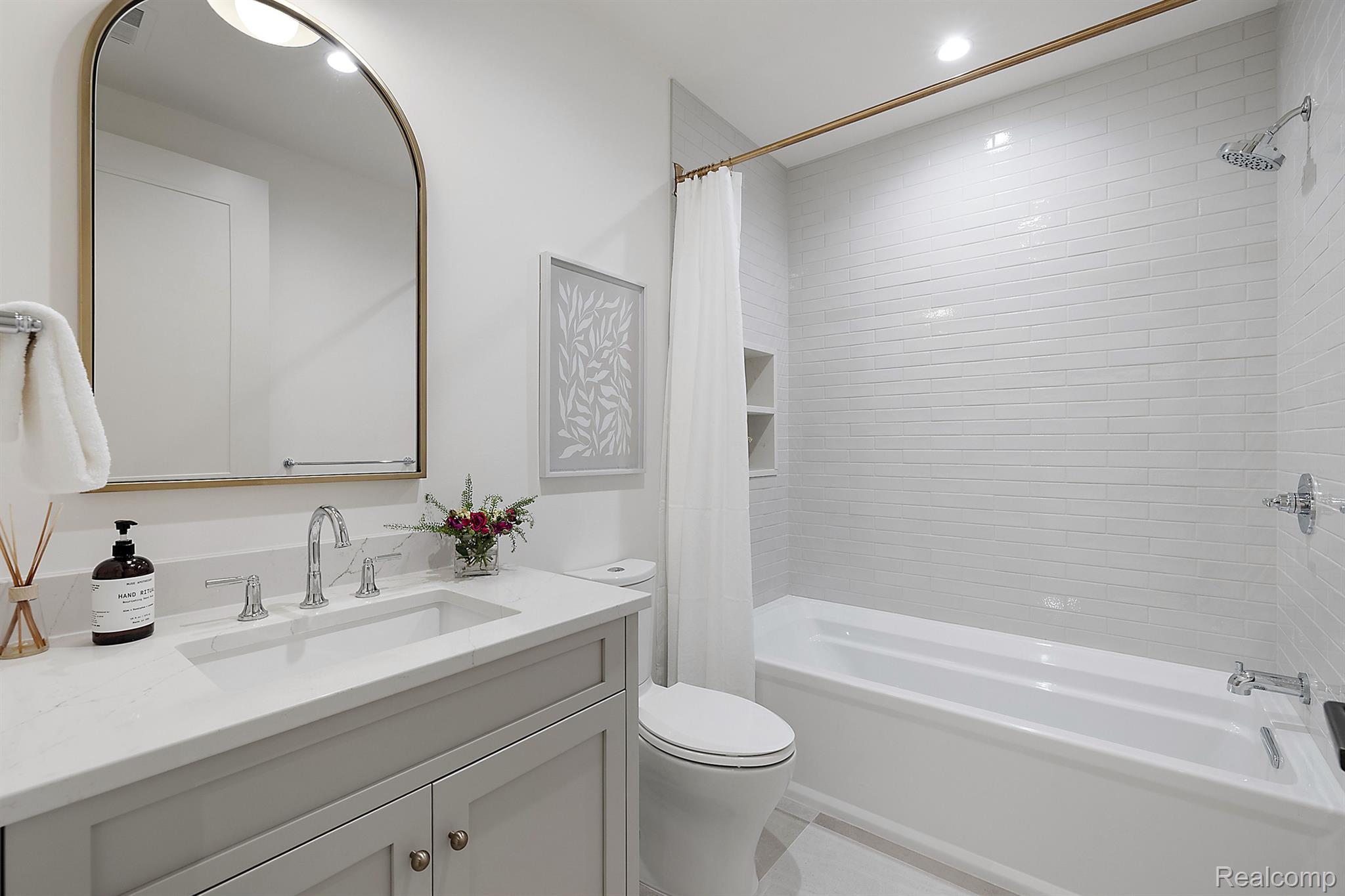 2051 VILLA Road 204