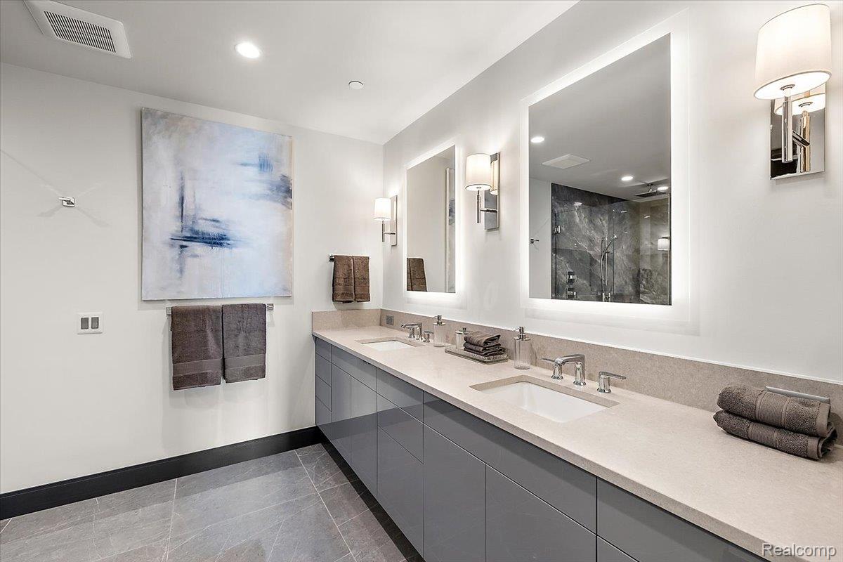 2051 VILLA Road 304