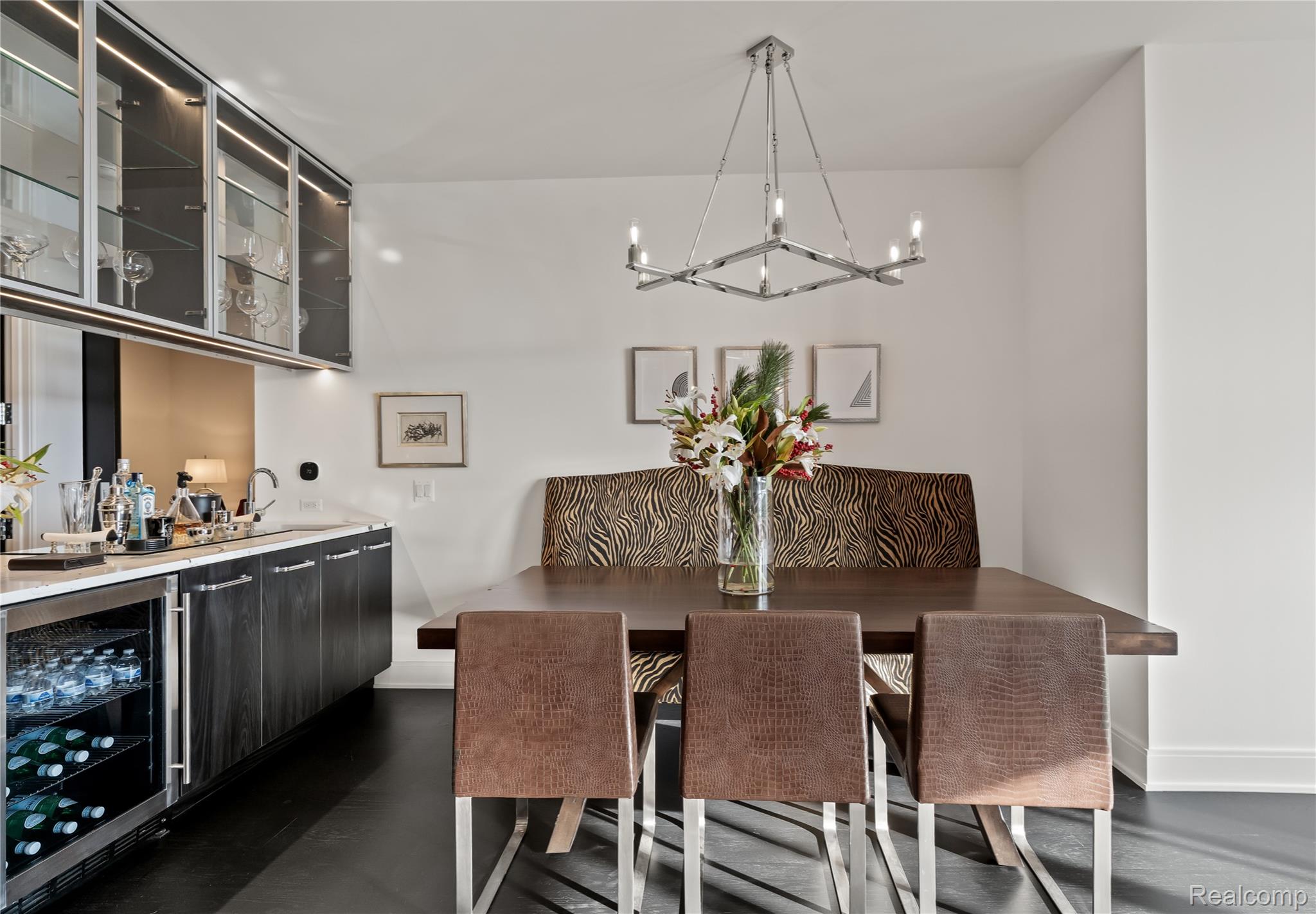 2051 VILLA Road 304
