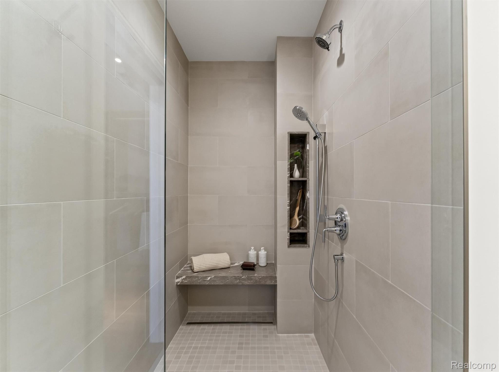 2051 VILLA Road 401