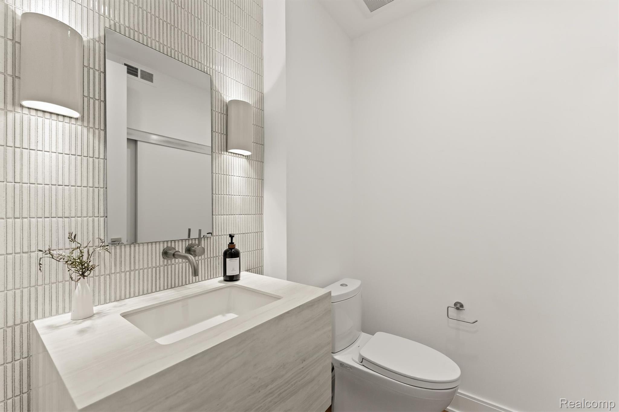 2051 VILLA Road 401