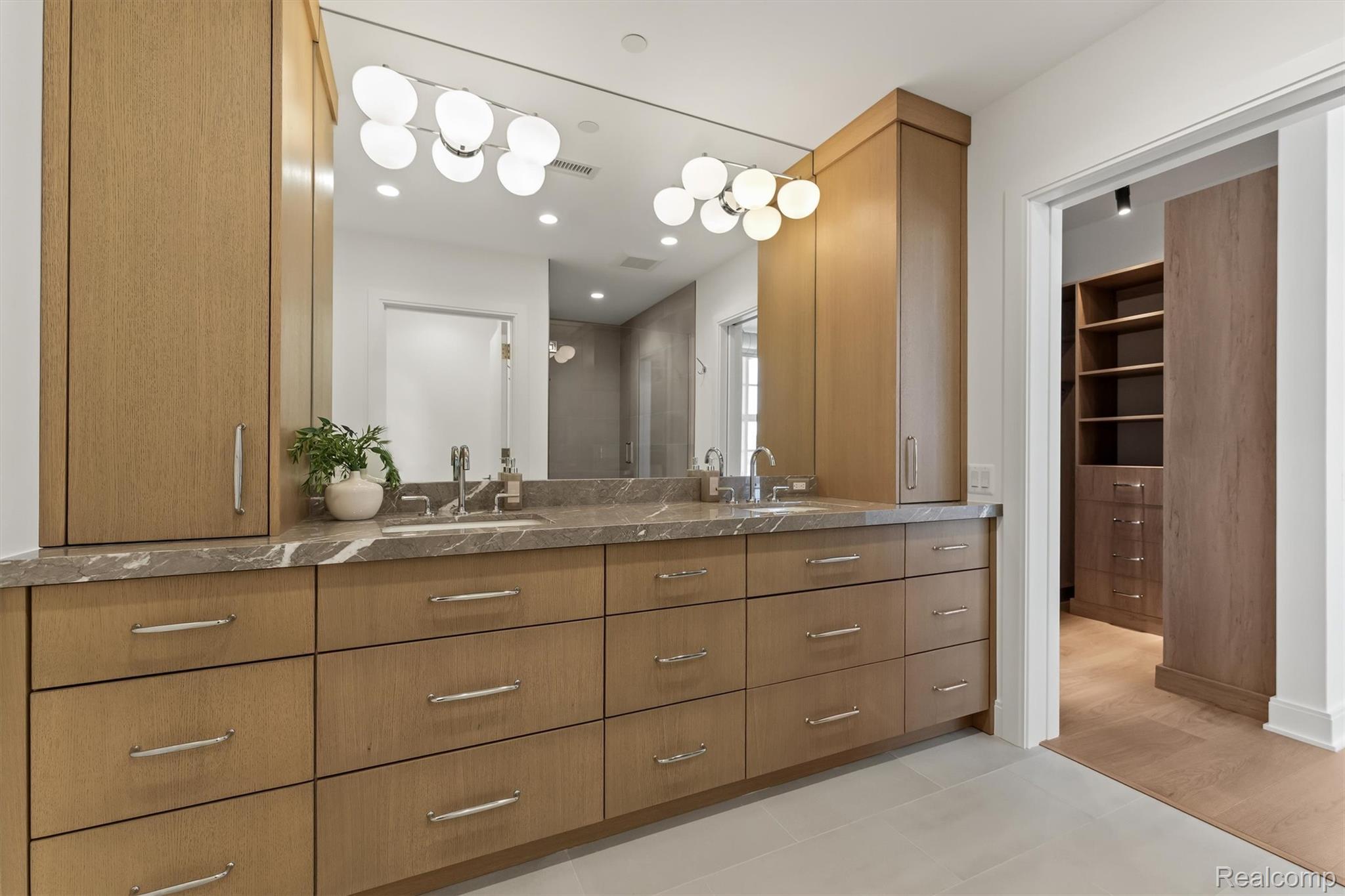 2051 VILLA Road 401