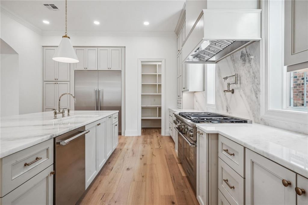 6838 ARGONNE Boulevard