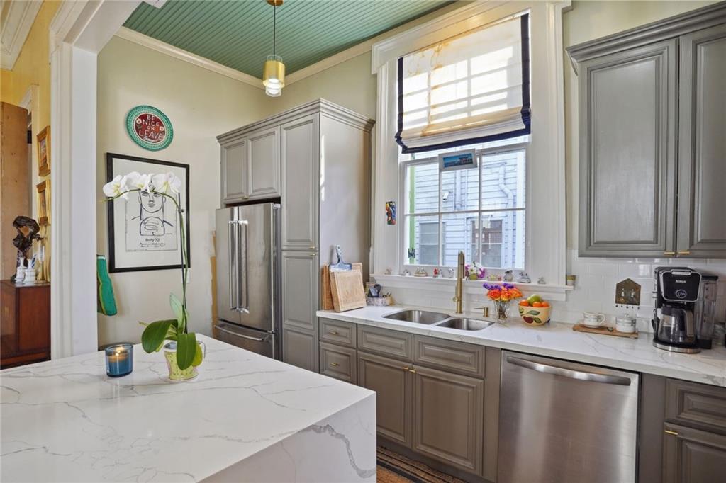 3705 IBERVILLE Street