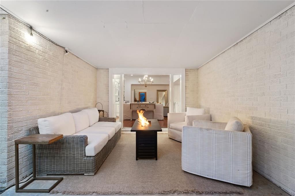 6115 LOUIS XIV Street