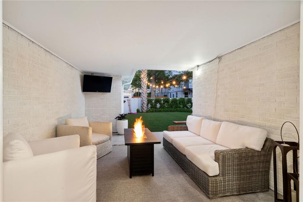 6115 LOUIS XIV Street