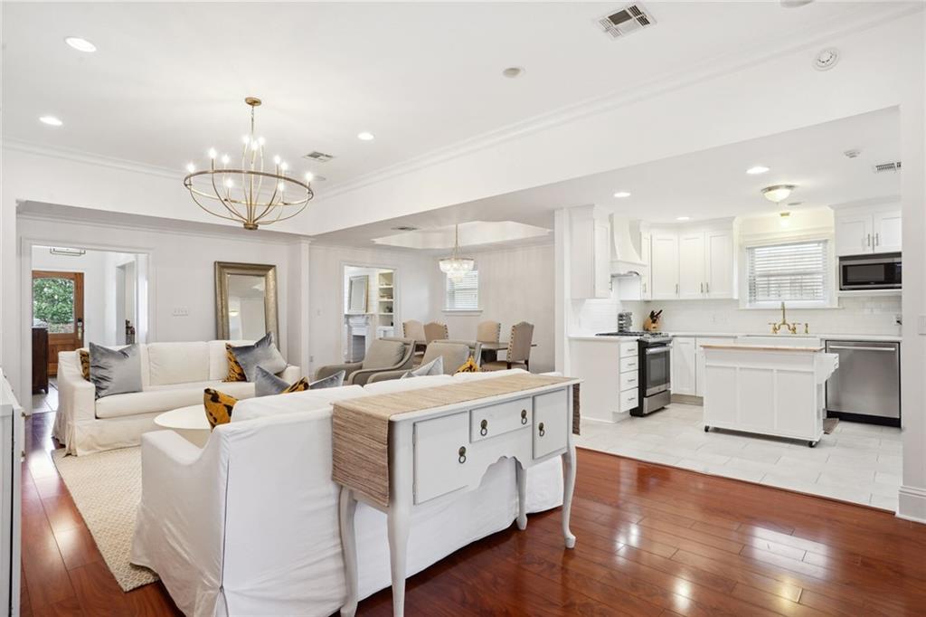 6115 LOUIS XIV Street