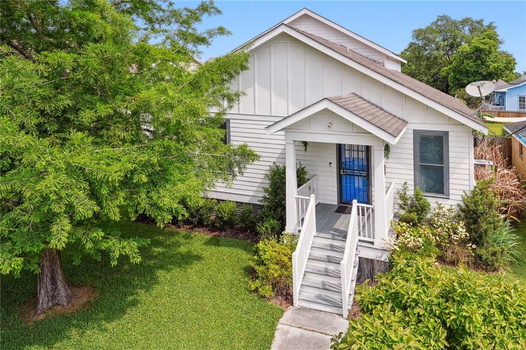 1213 MANDOLIN Street