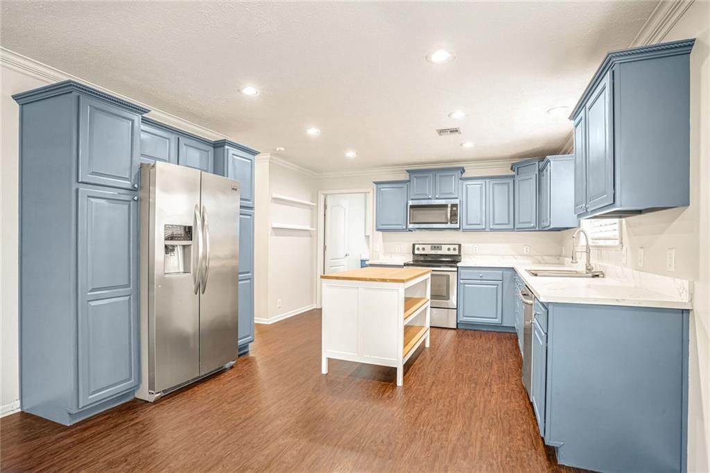 6748 PONTCHARTRAIN Boulevard