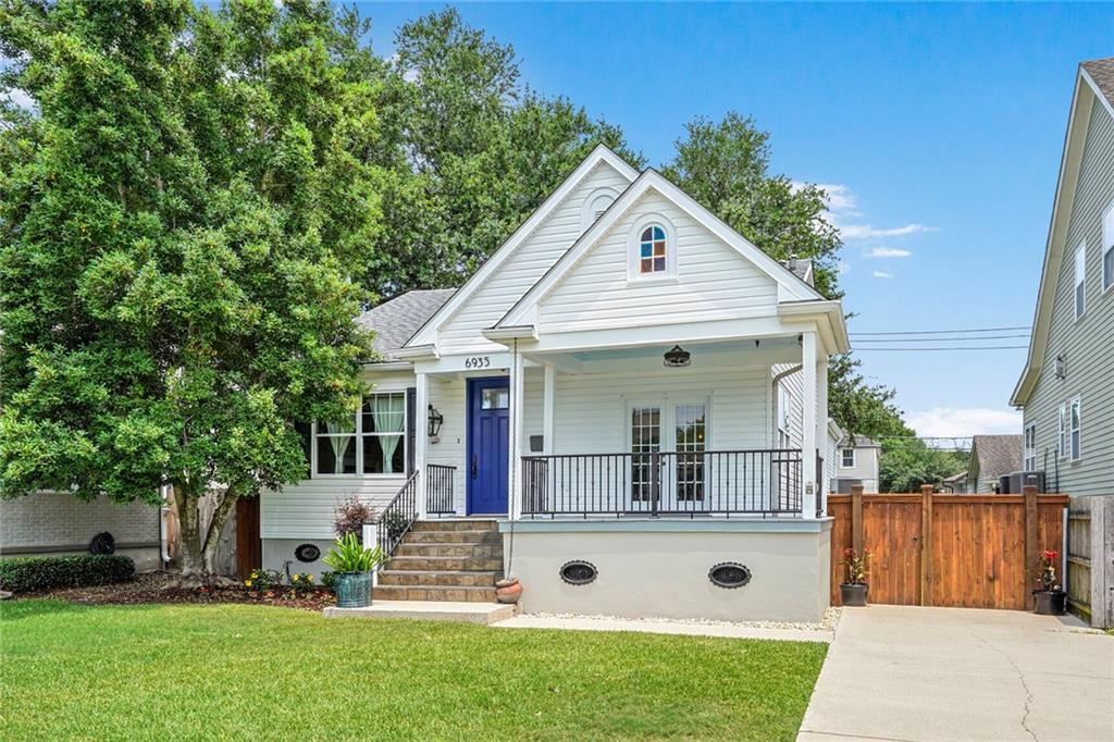 6935 LOUIS XIV Street