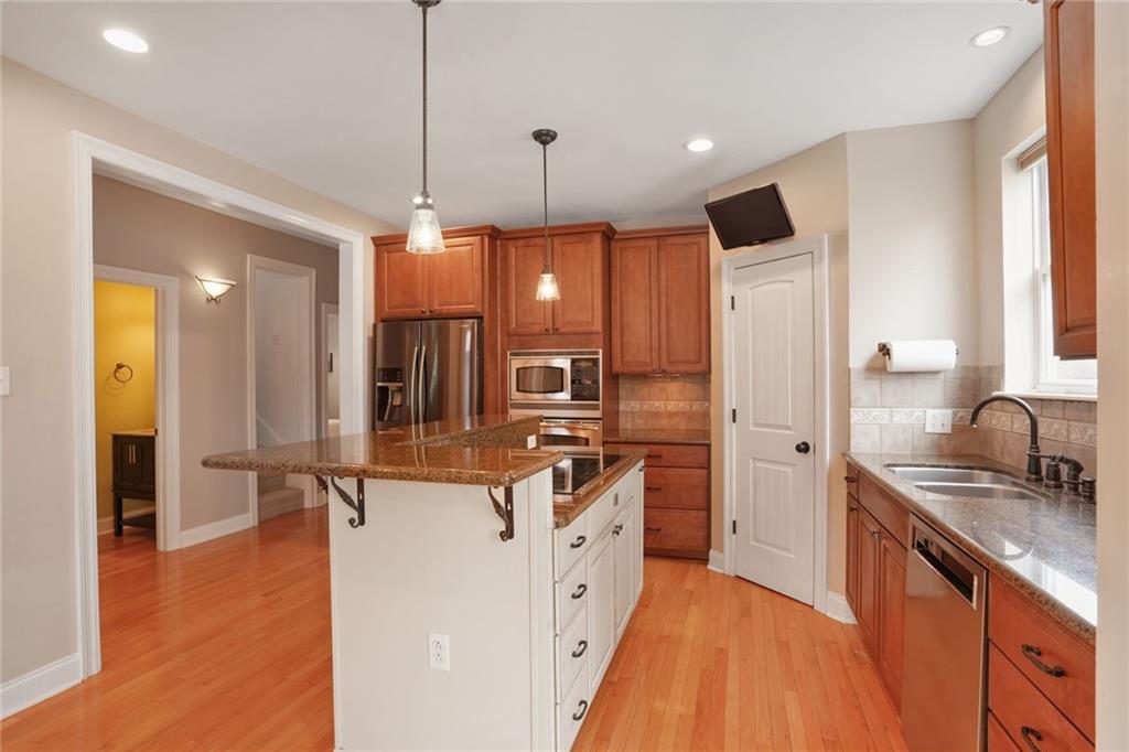 6935 LOUIS XIV Street