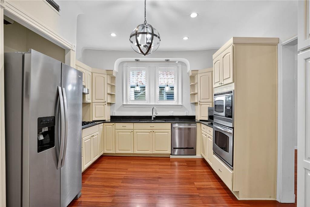 5978 LOUIS XIV Street