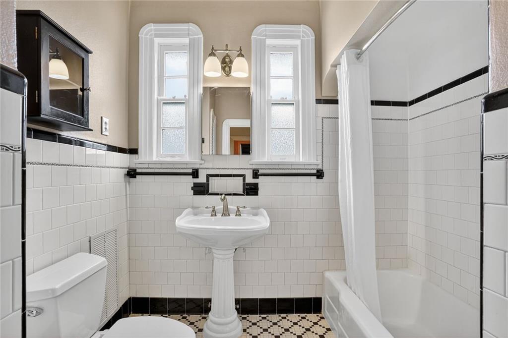 5978 LOUIS XIV Street