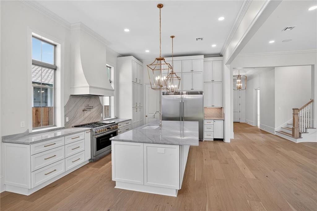 6158 LOUIS XIV Street