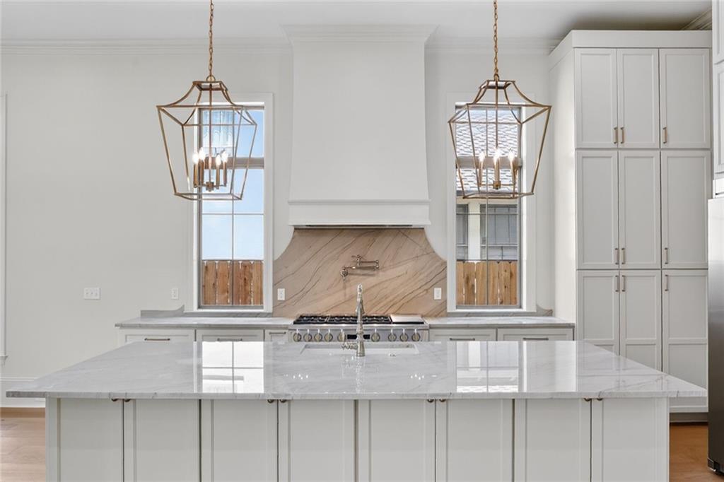 6158 LOUIS XIV Street