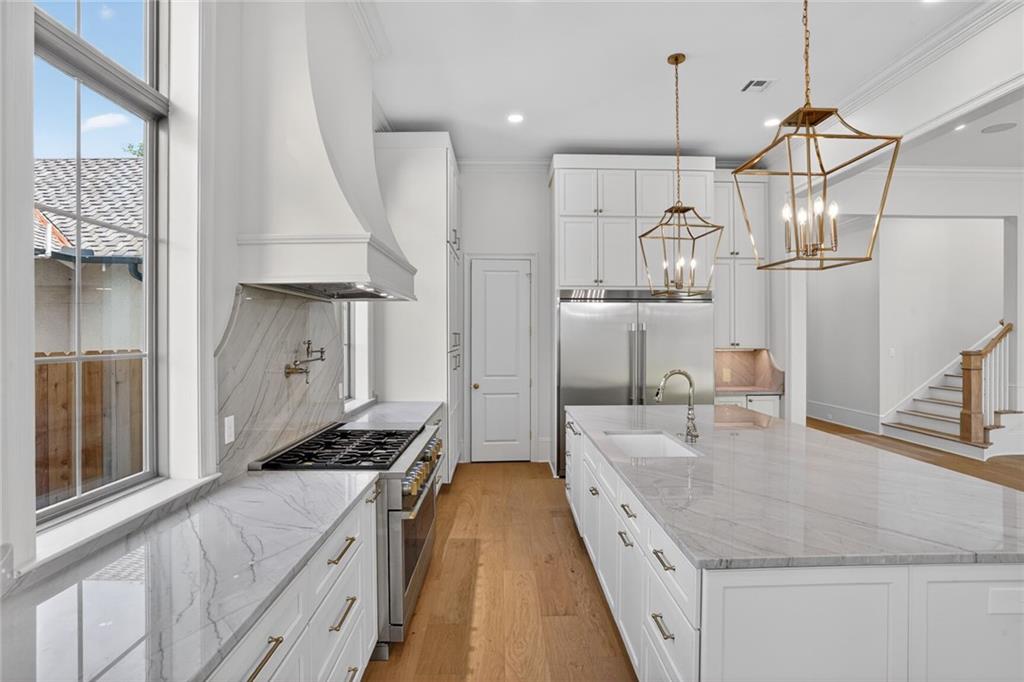 6158 LOUIS XIV Street