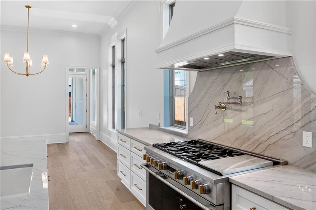 6158 LOUIS XIV Street