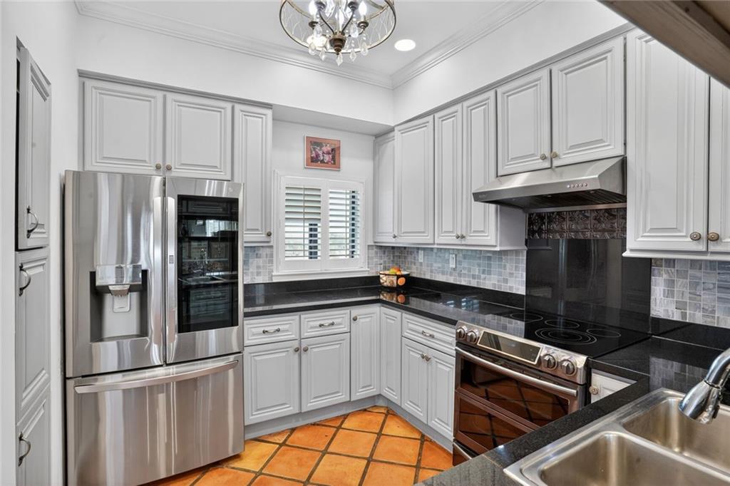 7300 LAKESHORE Drive 4