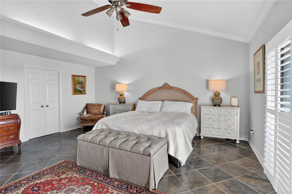 7300 LAKESHORE Drive 4