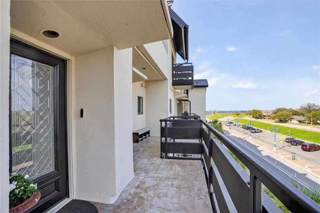 7300 LAKESHORE Drive 4