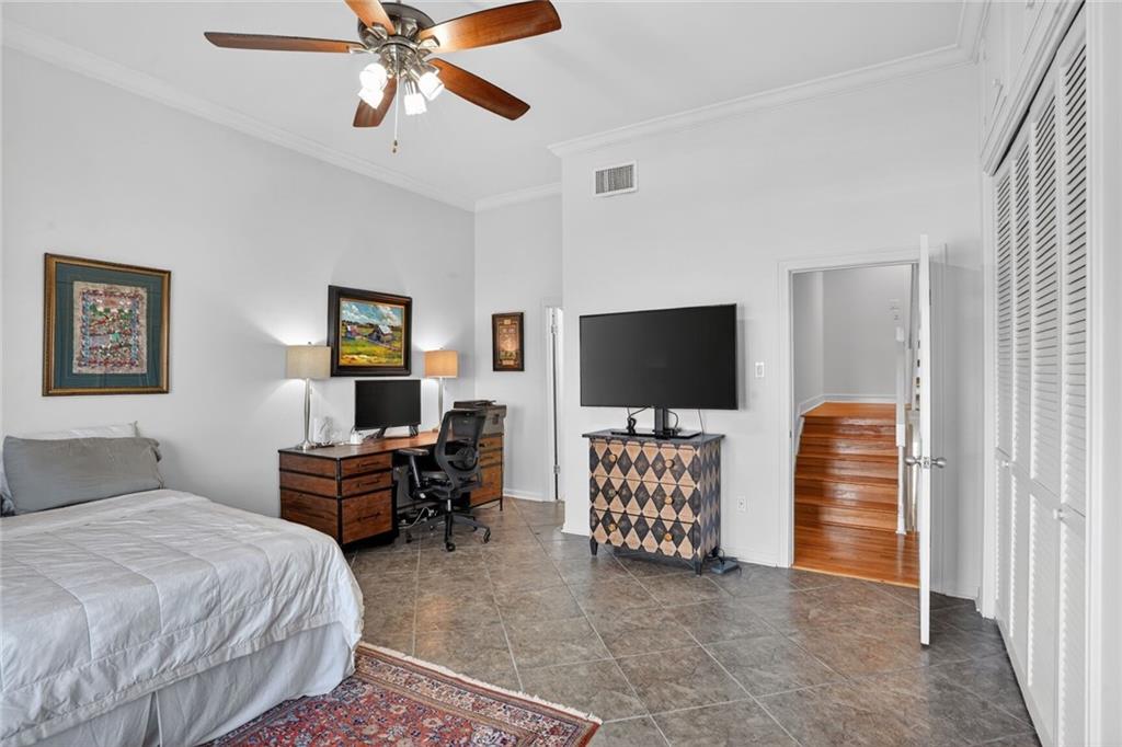 7300 LAKESHORE Drive 4