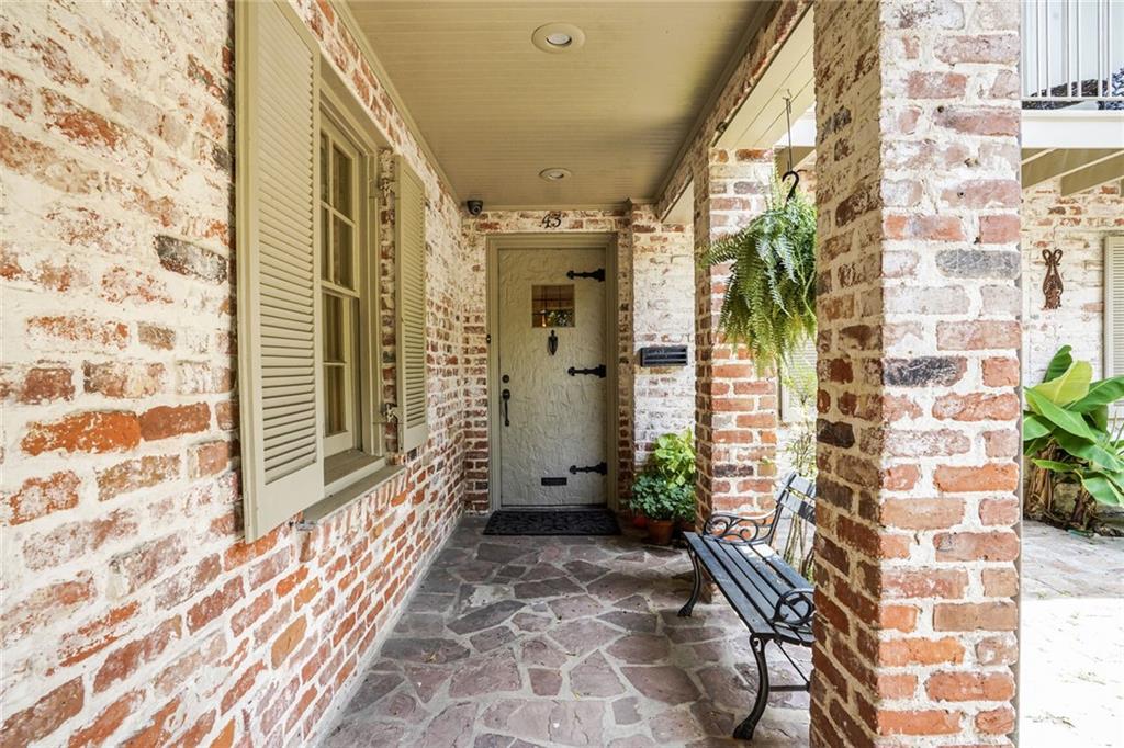 43 FARNHAM Place