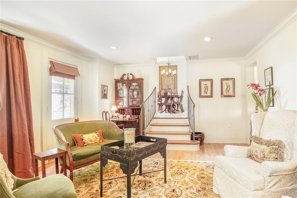 43 FARNHAM Place