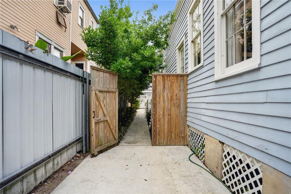 1309 MARENGO Street