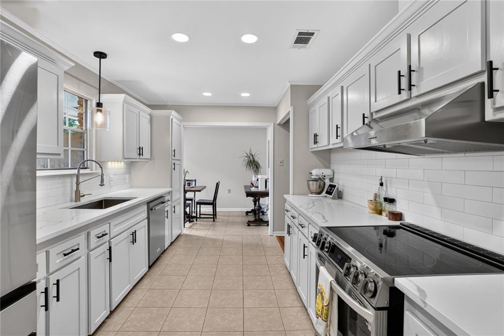 932 DAVENTRY Drive