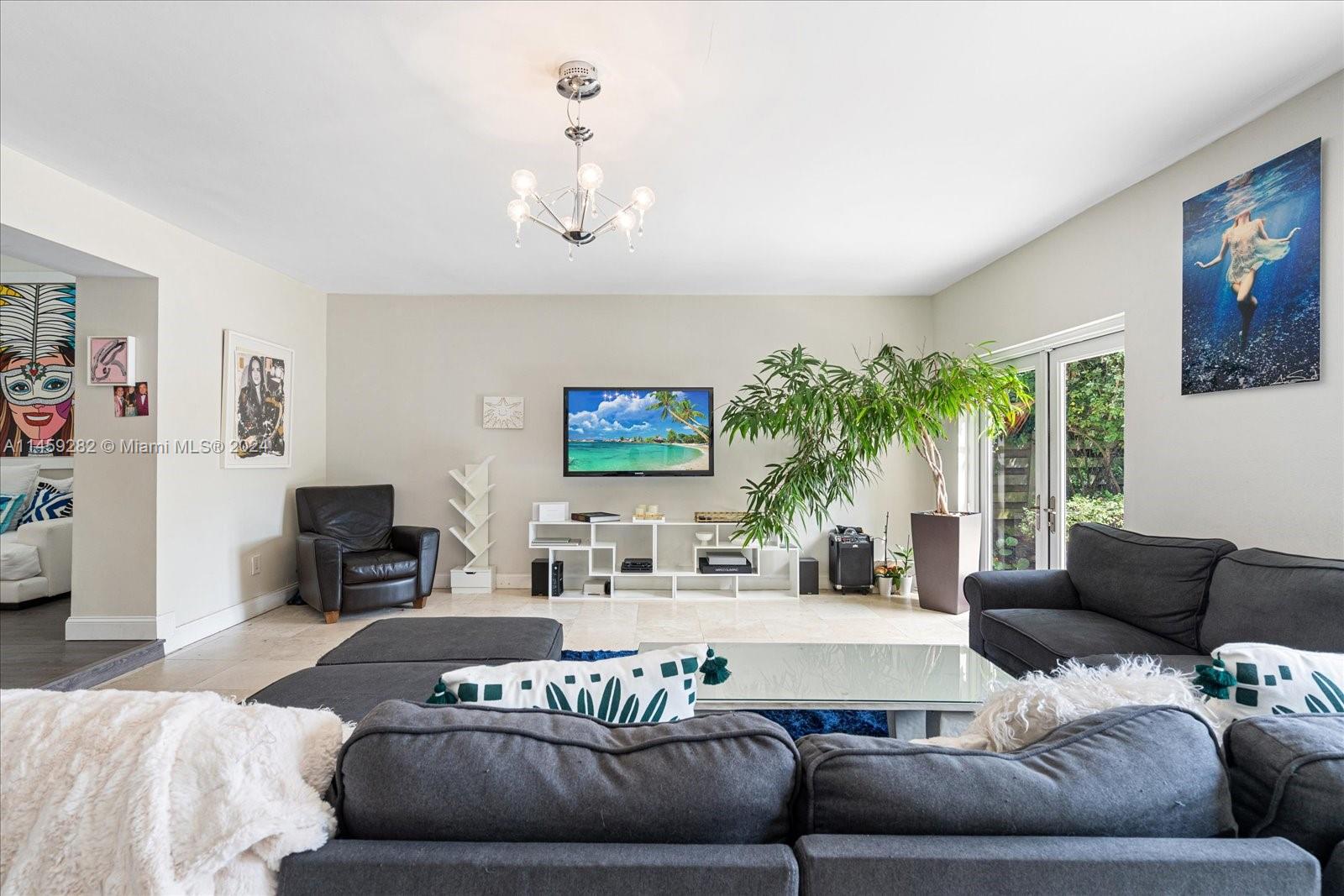 433 E Dilido Dr