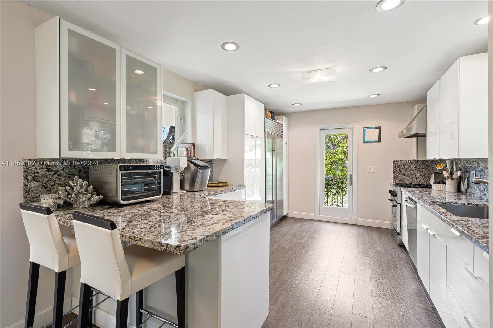 433 E Dilido Dr
