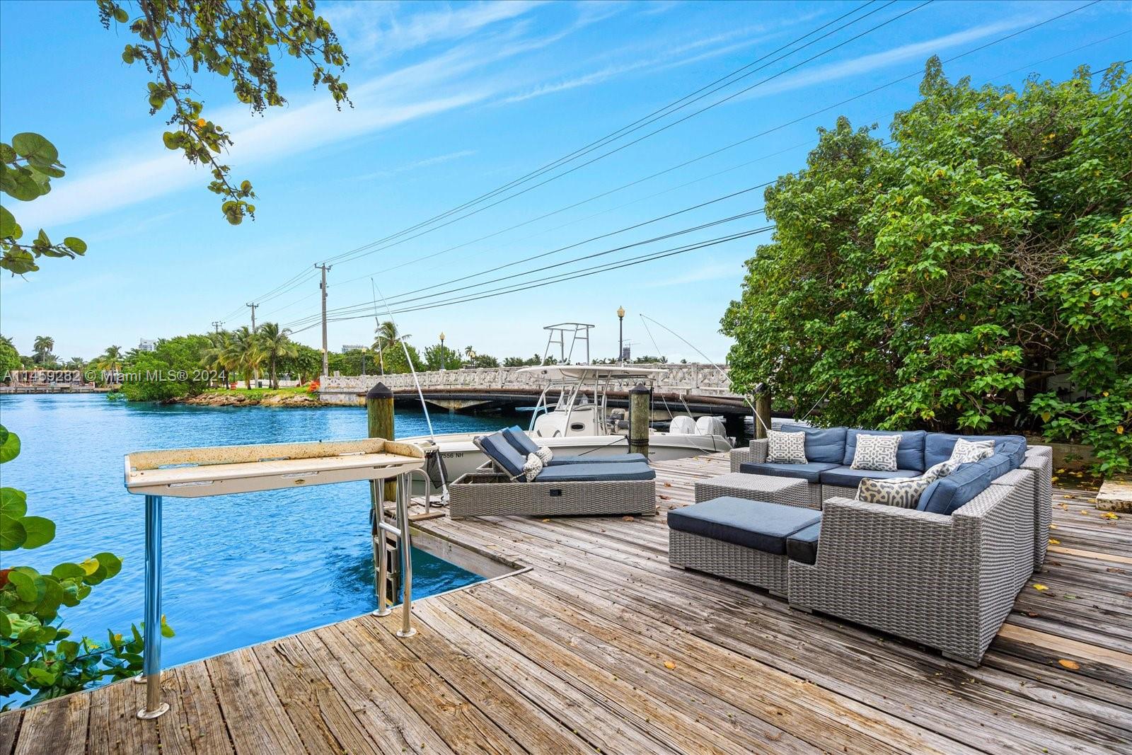 433 E Dilido Dr
