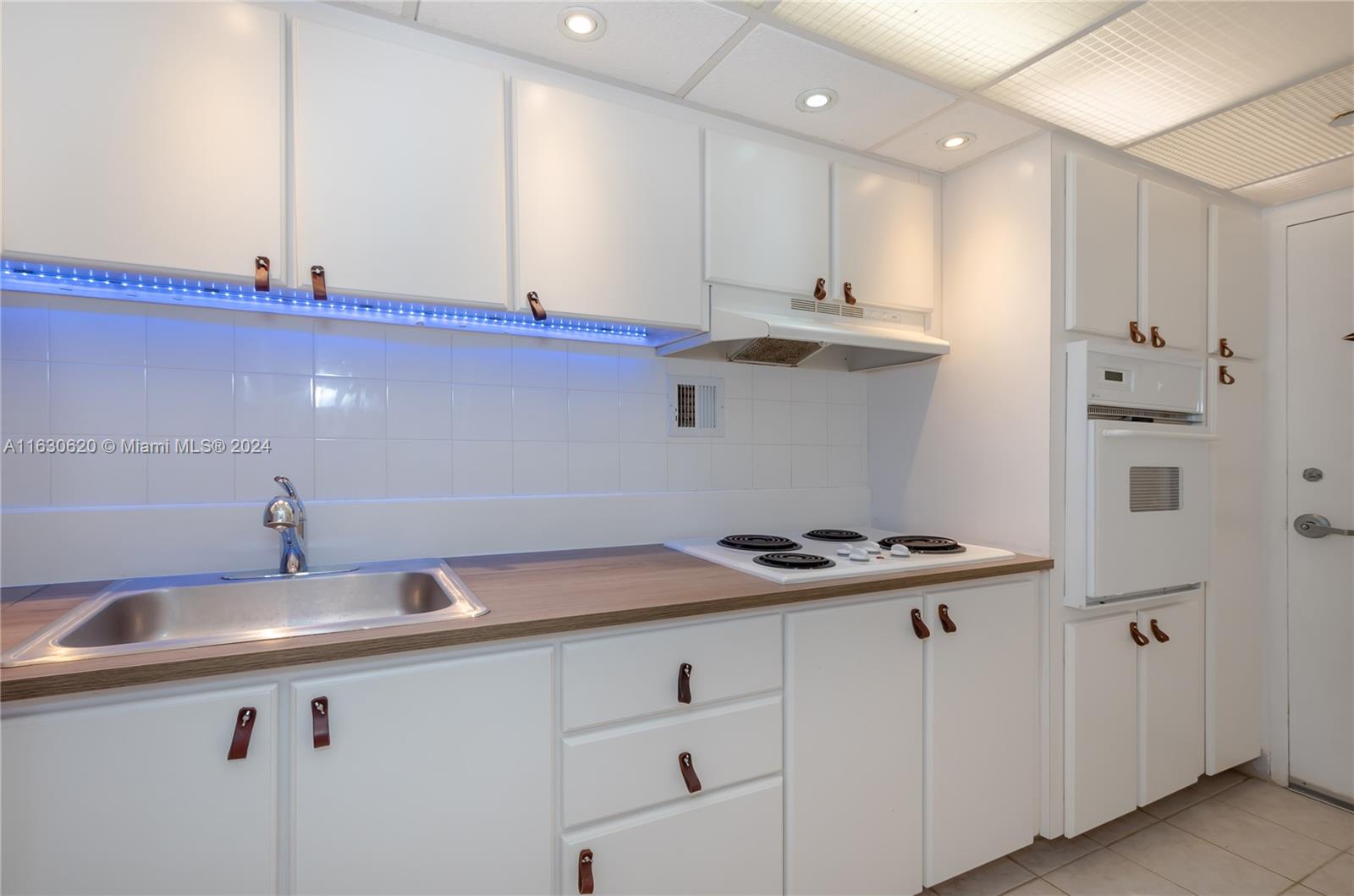 1200 West Ave Unit: PH11