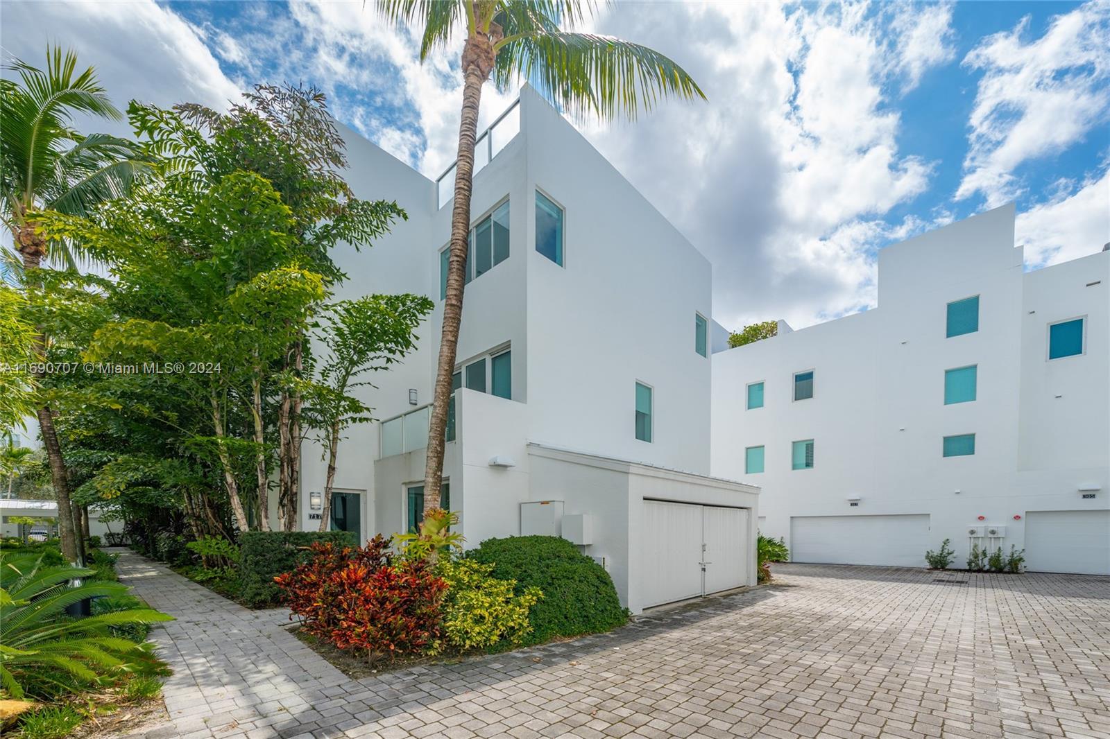 717 NE 4th Ave # 717