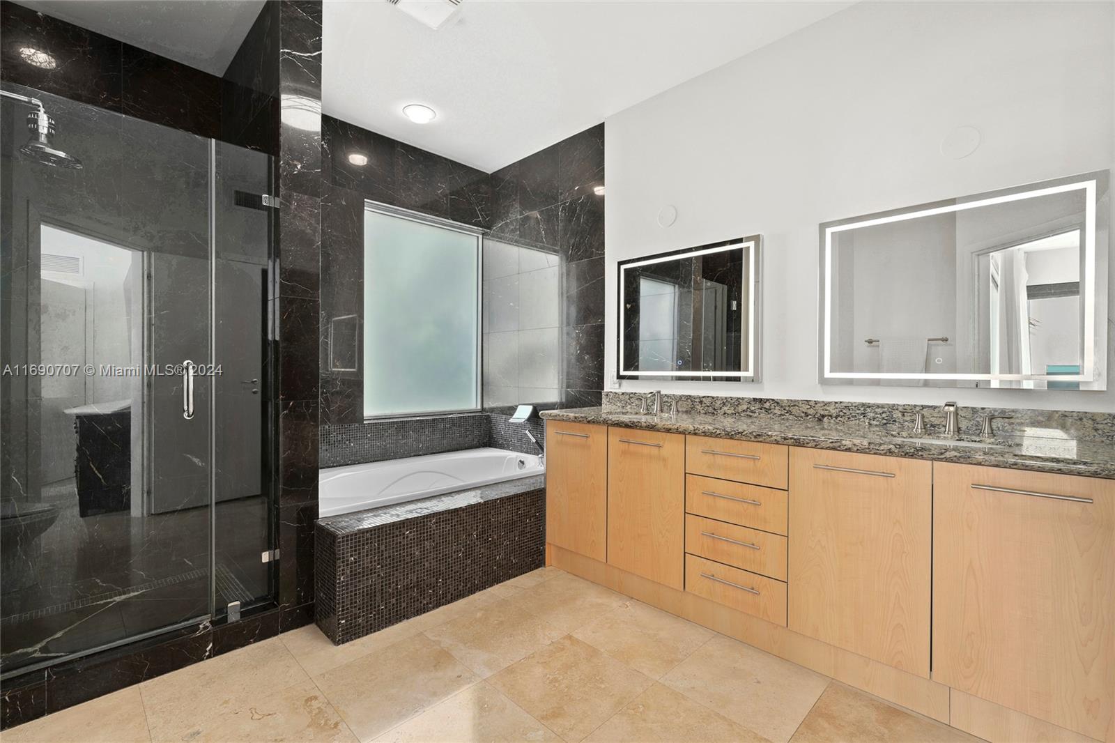717 NE 4th Ave # 717