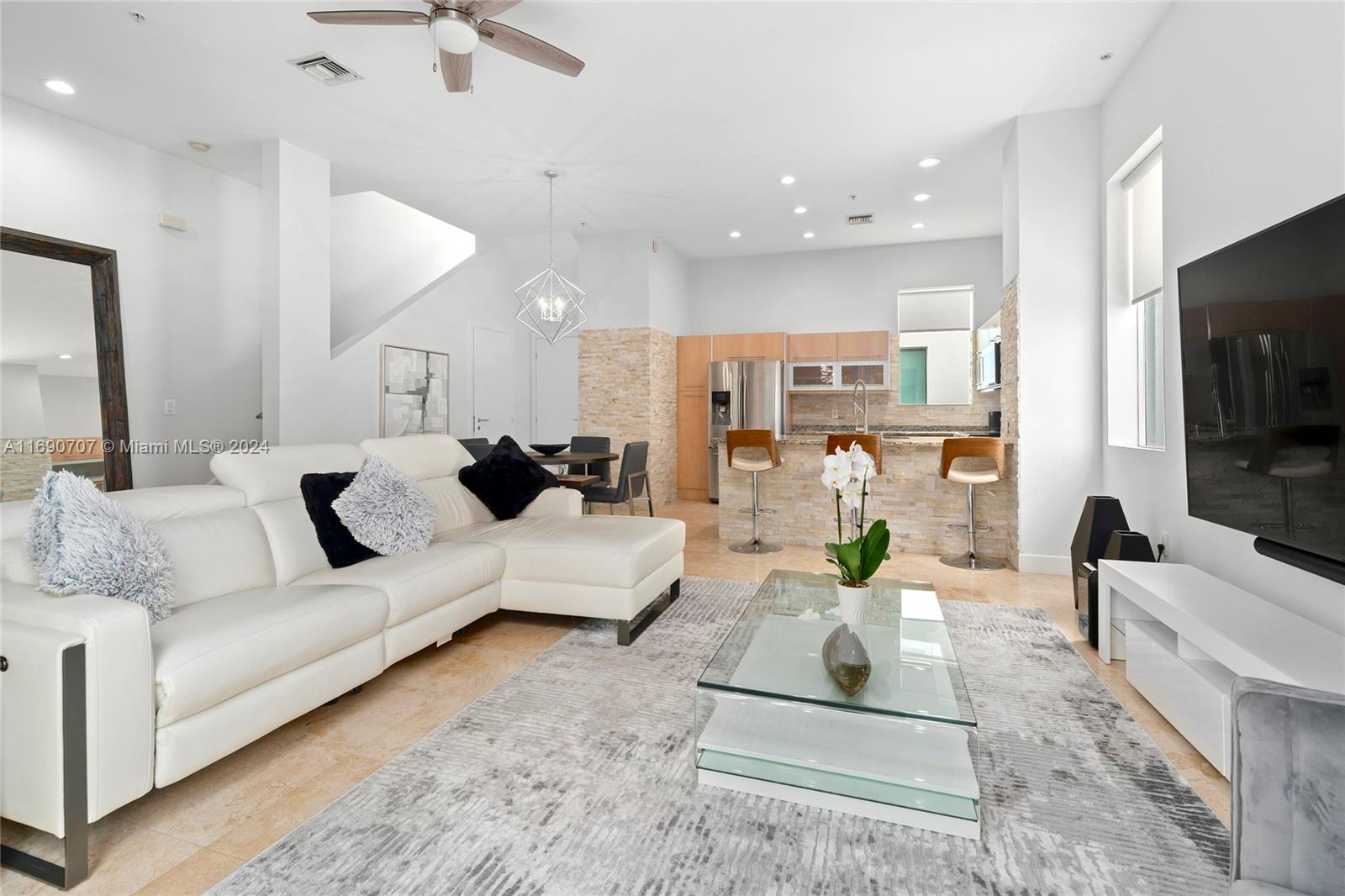 717 NE 4th Ave # 717
