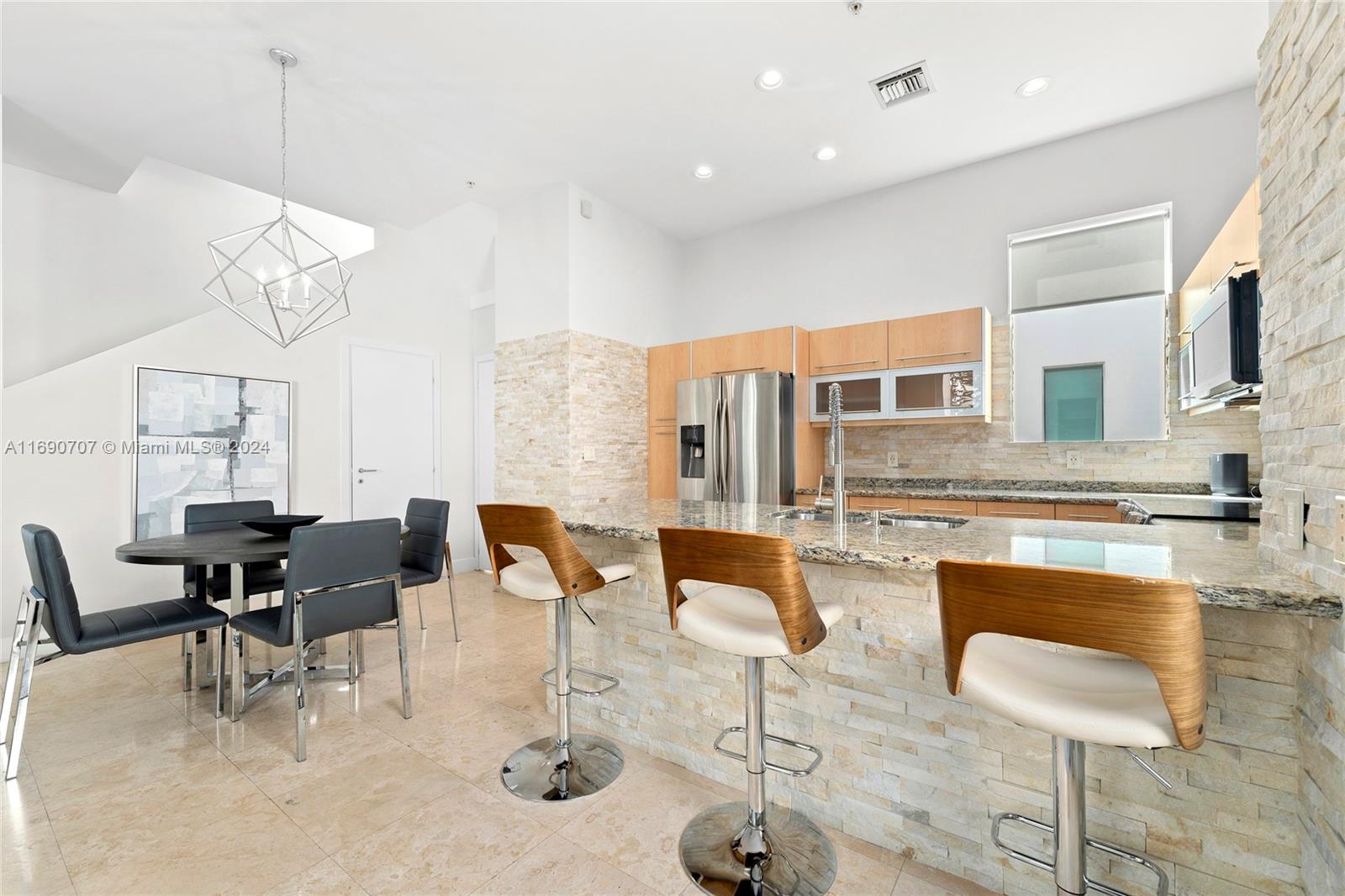 717 NE 4th Ave # 717