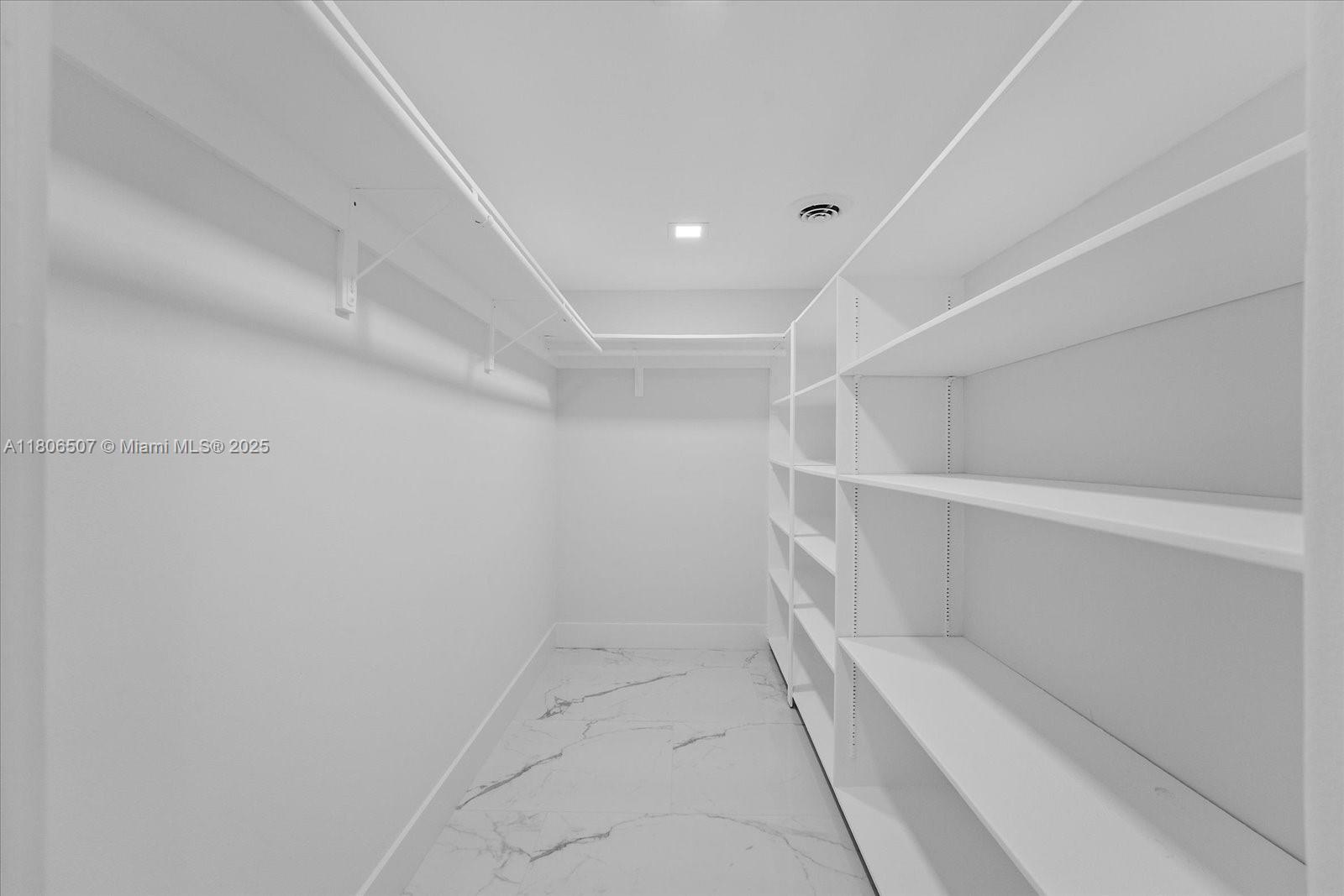 112 E 1st Ct