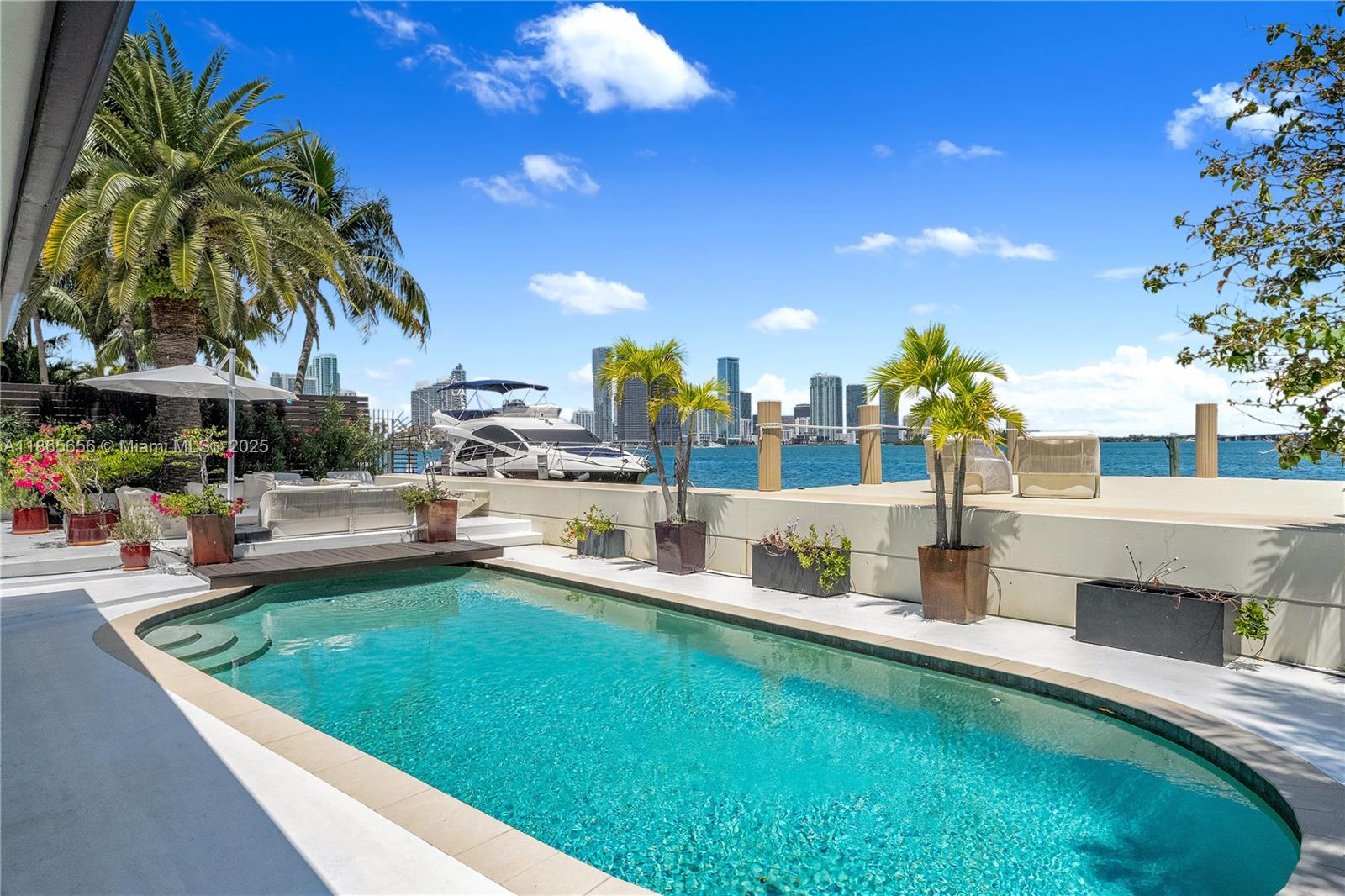 1111 N Venetian Dr