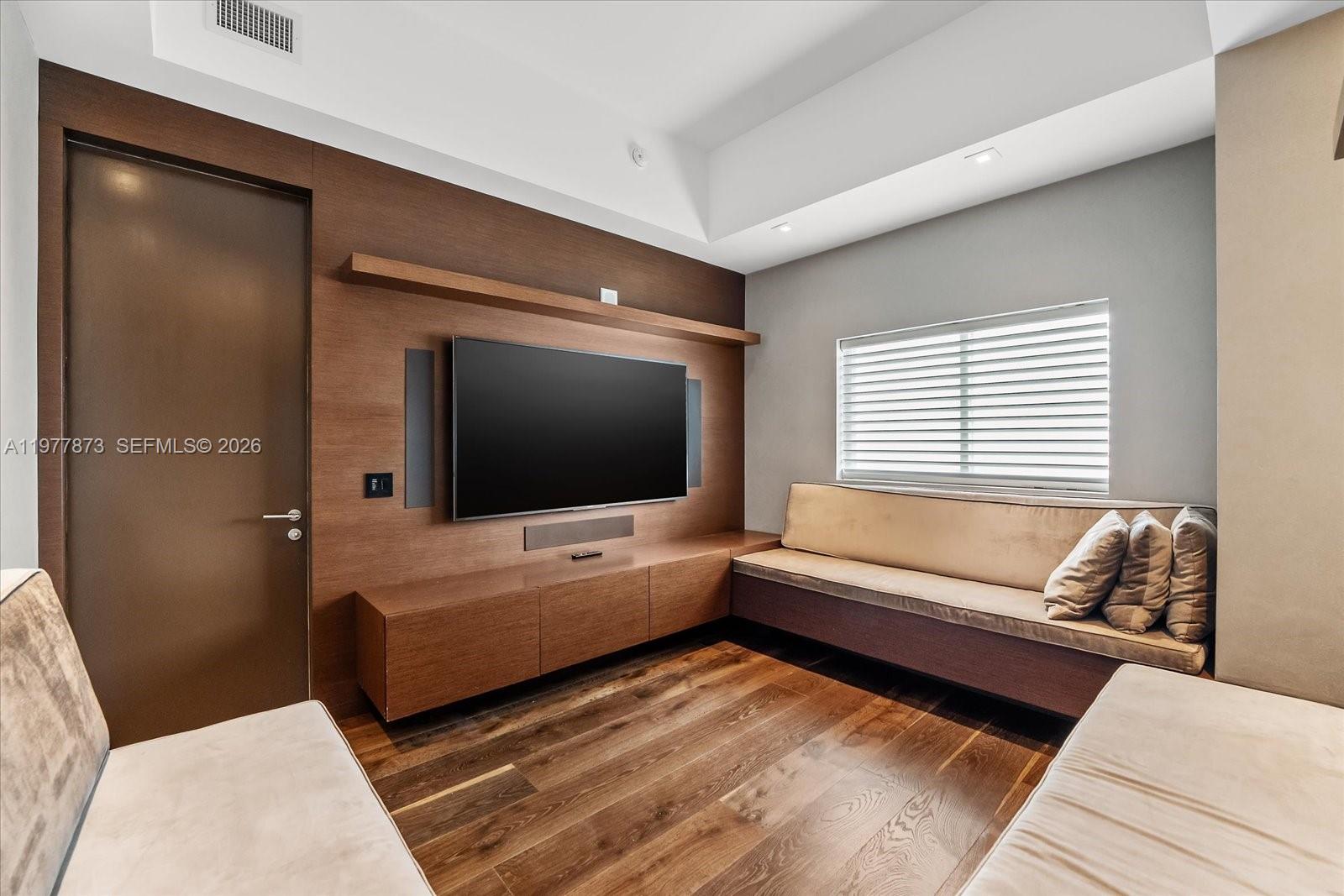 460 NE 28th St # 4104