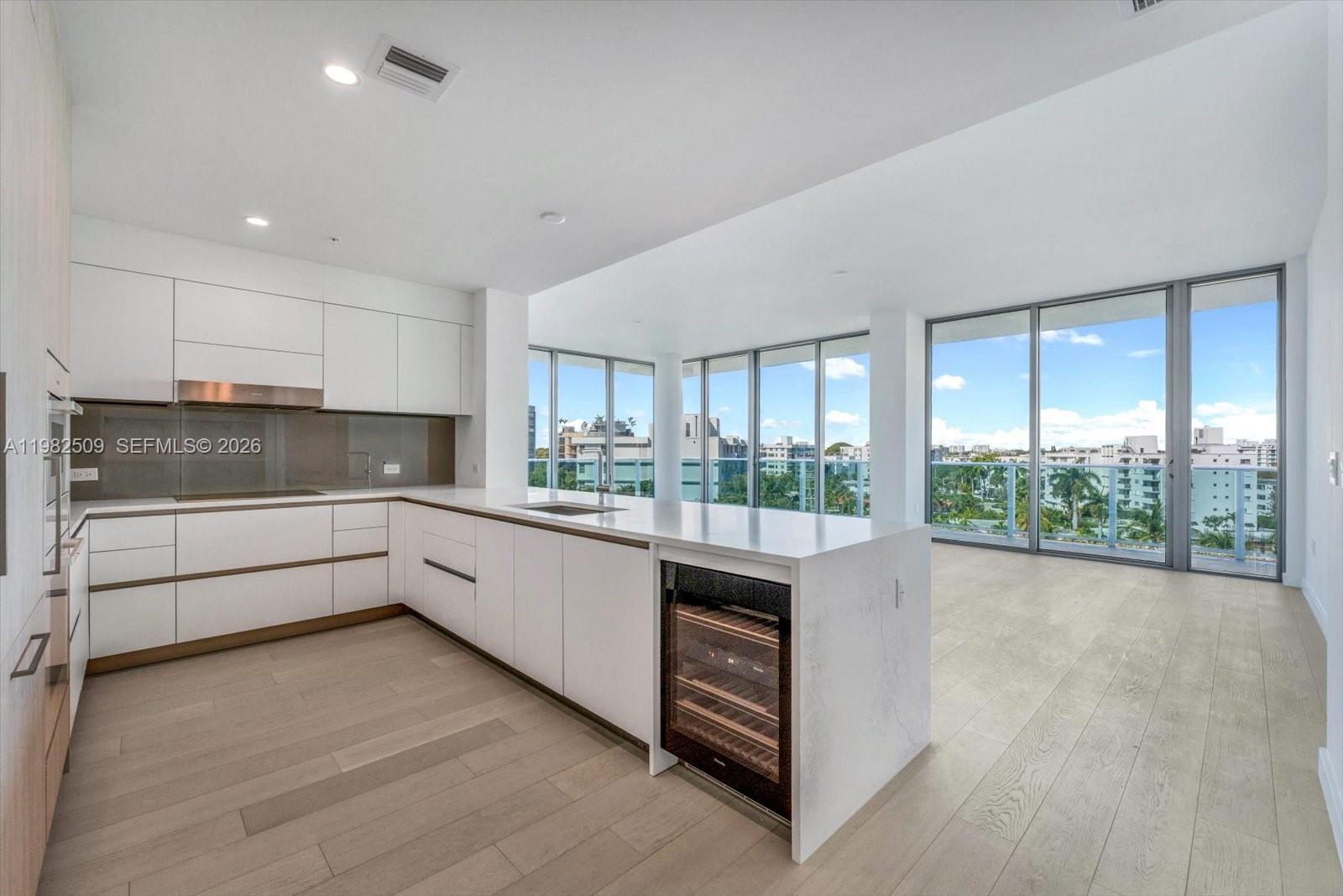 9201 E Bay Harbor Dr # 702