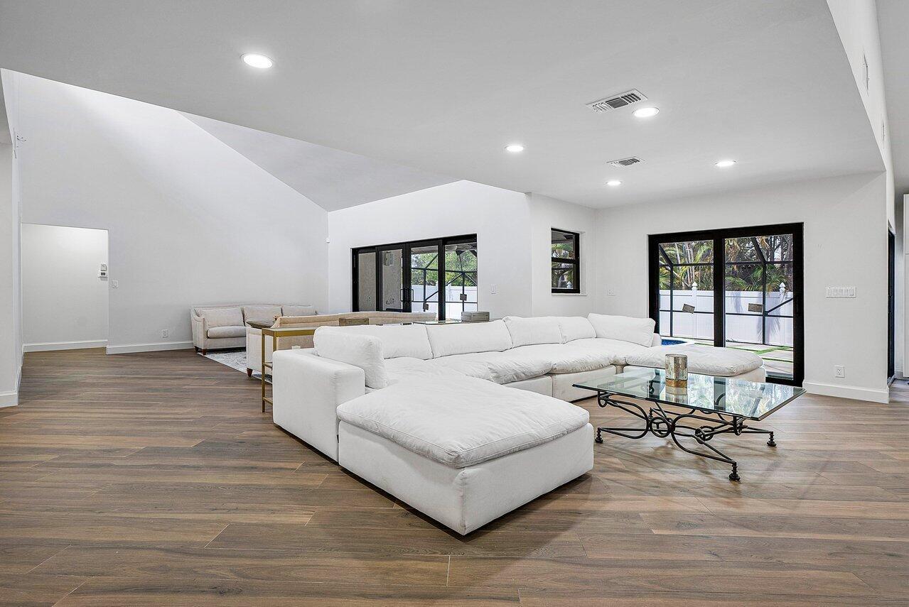 845 NE Mulberry Drive