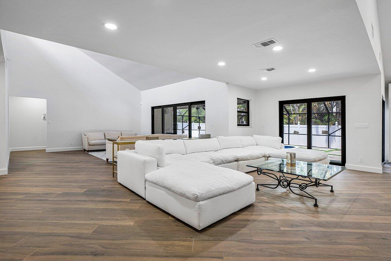 845 NE Mulberry Drive