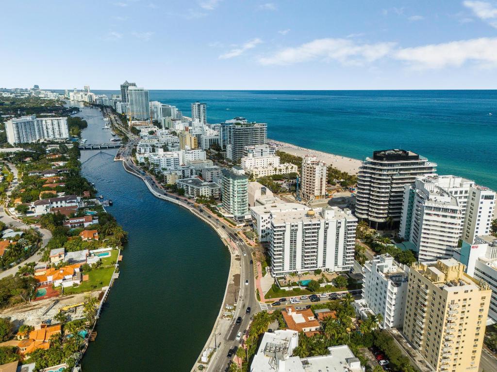 3200 Collins Avenue Unit: 2-1