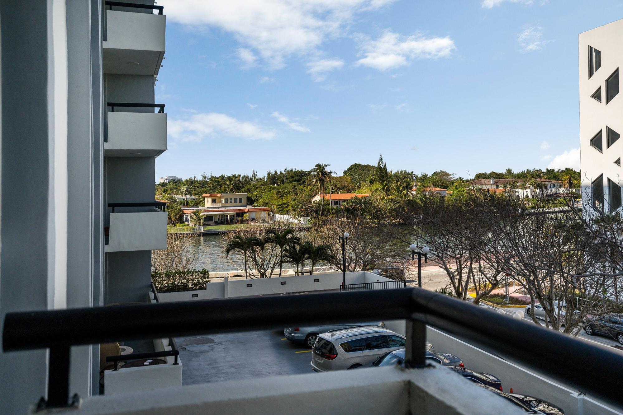 3200 Collins Avenue Unit: 2-1