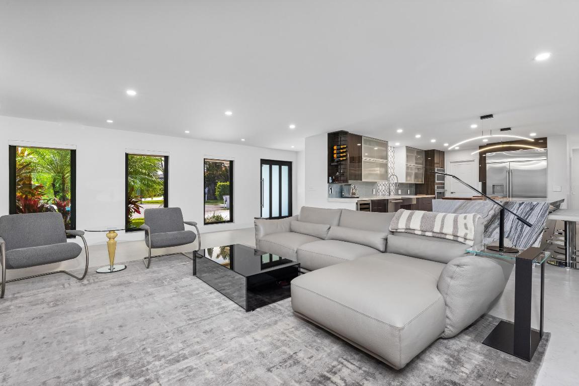 843 NE Mulberry Drive