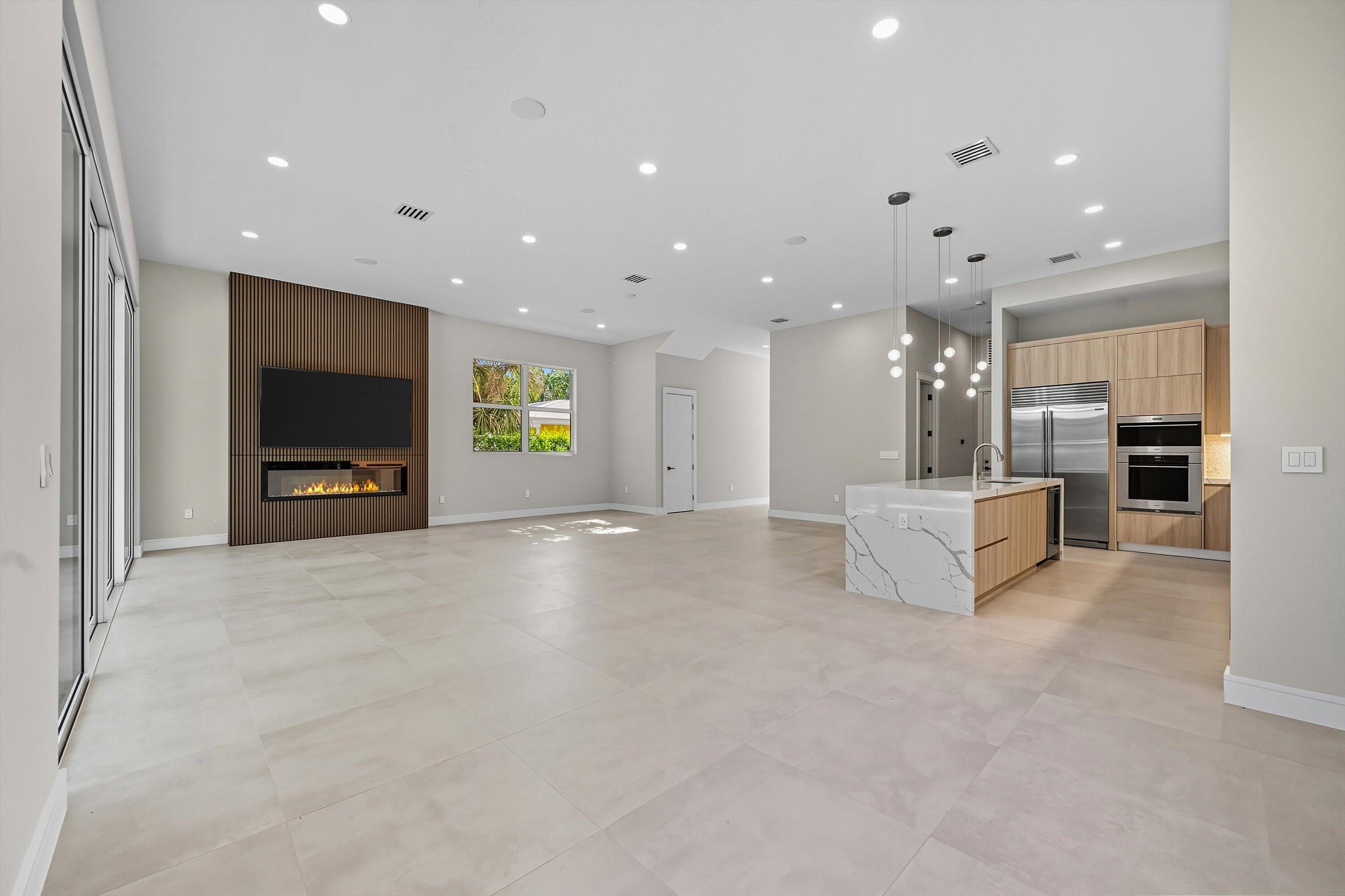 827 N Lake Avenue