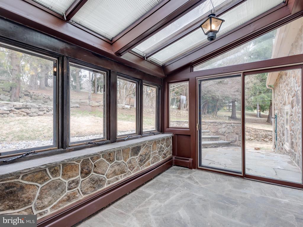 1935 PARKERHILL LANE