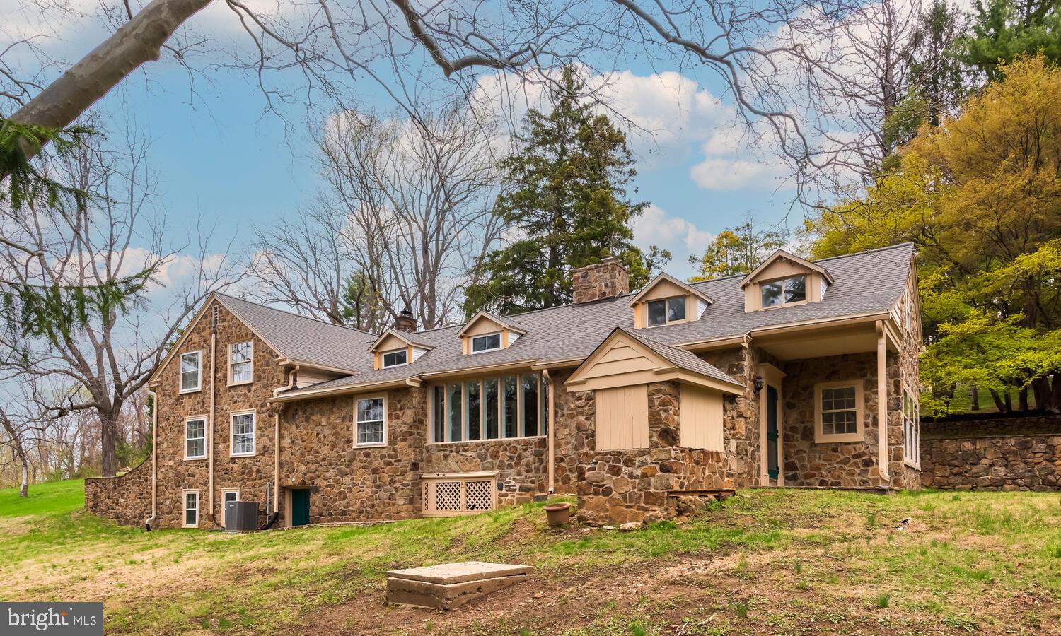 1935 PARKERHILL LANE