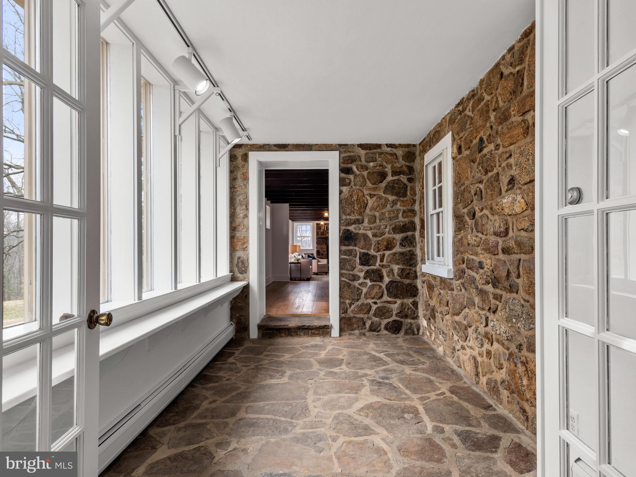 1935 PARKERHILL LANE